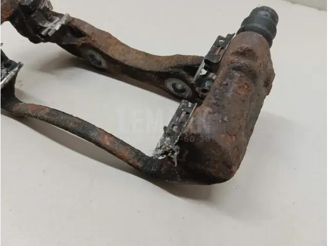 Скоба суппорта переднего левого для  Chrysler Sebring/Dodge Stratus 2001-2007
