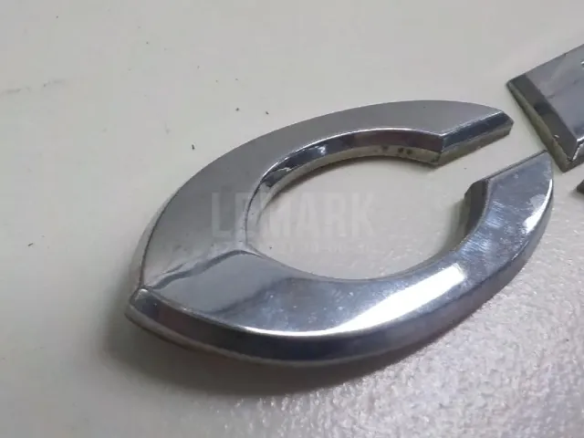 Эмблема на крышку багажника