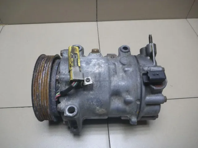 Компрессор кондиционера для  Daihatsu Charade 0-1993