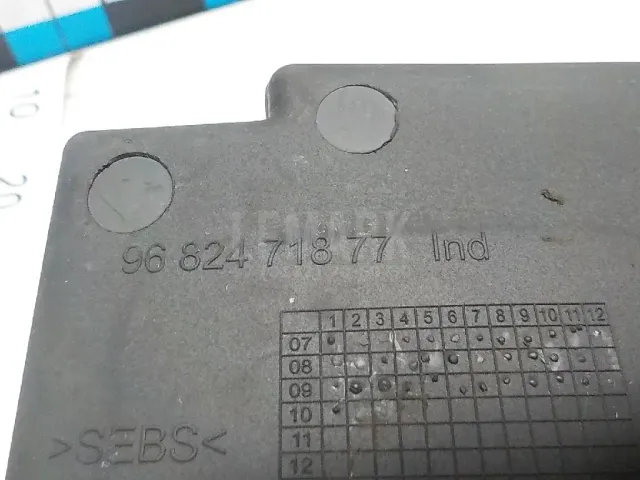 Вставка центрального подлокотника для  Fiat Uno 1995-2010