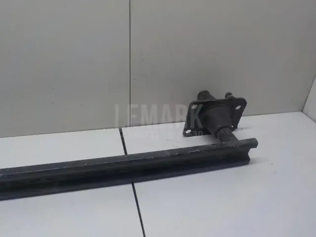 Усилитель переднего бампера