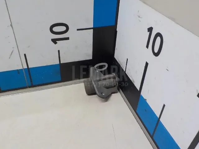 Вставка замка багажника