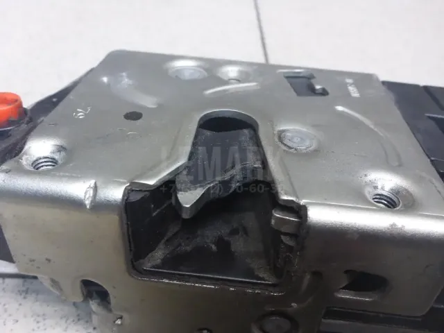 Замок двери задней левой для  Chrysler Pacifica 2003-2008