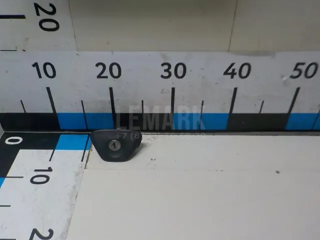 Вставка замка багажника