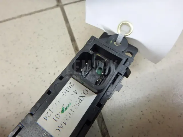 Кнопка люка
