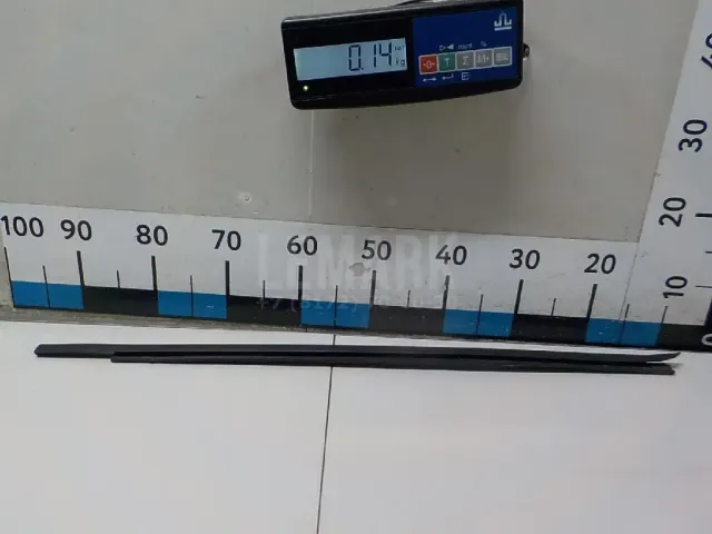 Накладка стекла заднего левого
