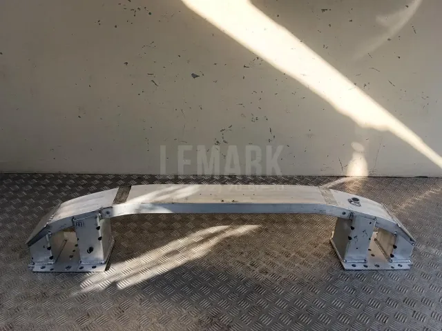 Усилитель переднего бампера