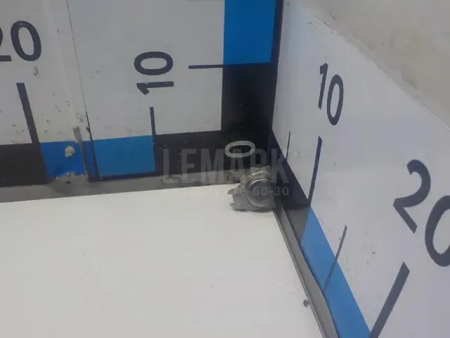 Вставка замка двери лев.