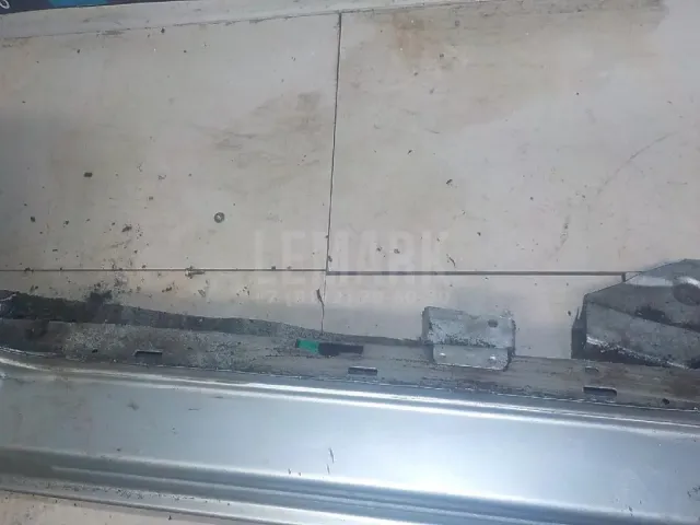 Порог со стойкой левый