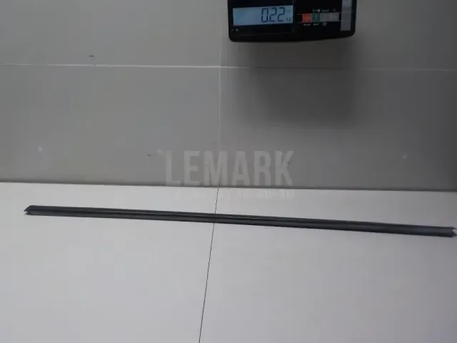 Накладка стекла переднего левого