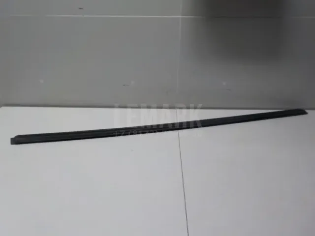 Накладка стекла переднего левого