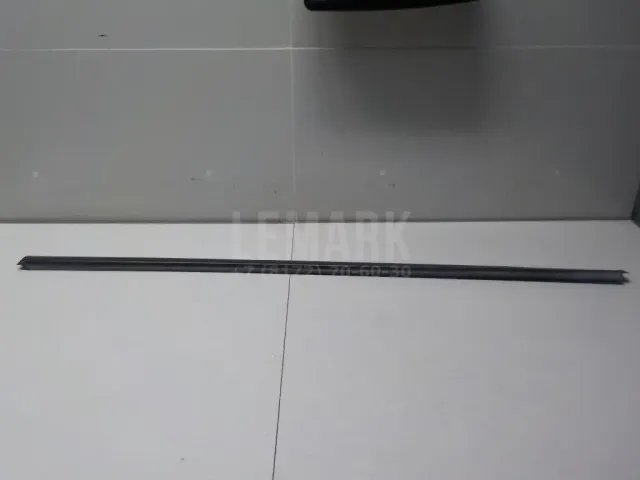 Накладка стекла переднего левого