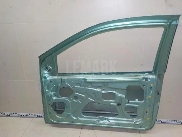 Дверь передняя правая для  GM Pontiac Vibe 2002-2007