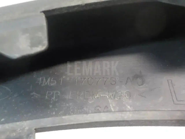 Накладка заднего бампера левая для  CASE SV300 2012