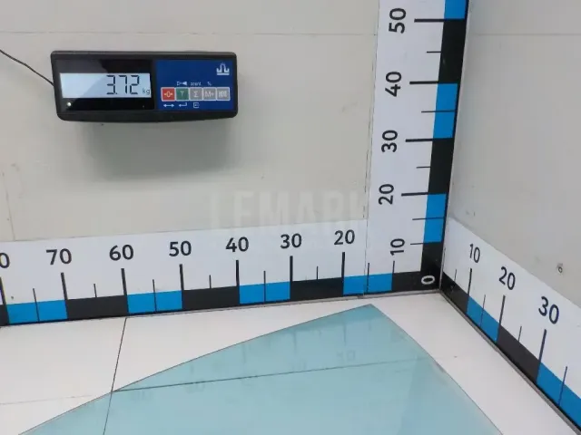 Стекло двери передней левой