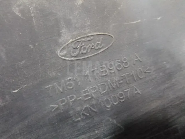 Решетка в бампер центральная для  Ford Focus II 2008-2011