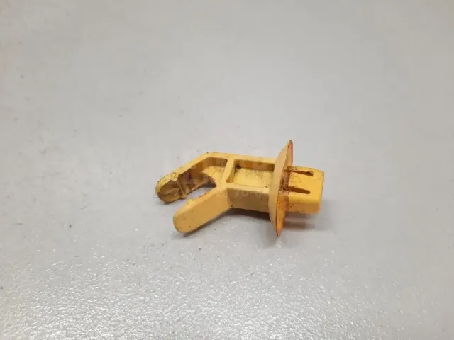 Защелка держателя капота