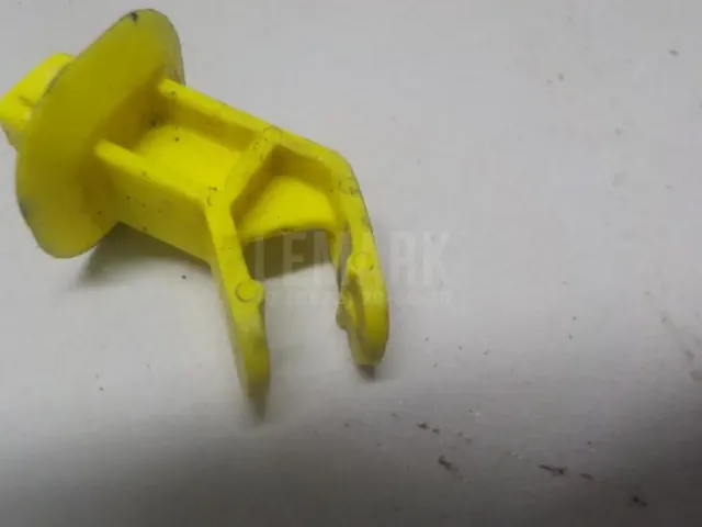 Защелка держателя капота