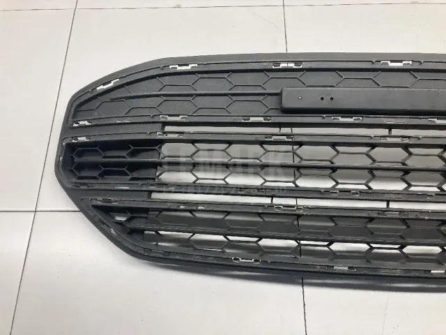 Решетка в бампер центральная для  Chrysler Concord 0-1998