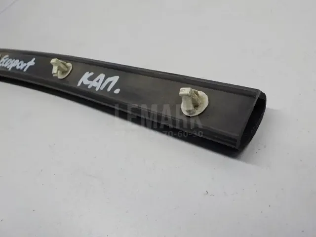 Уплотнитель капота для  GM Pontiac Vibe 2002-2007