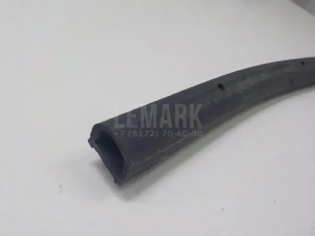 Уплотнитель капота для  GM Pontiac Vibe 2002-2007