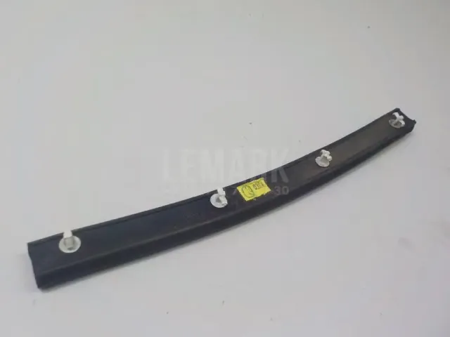 Уплотнитель капота для  GM Pontiac Vibe 2002-2007