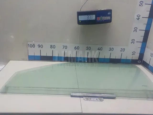 Стекло двери передней левой