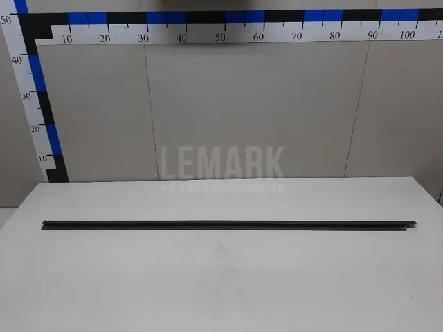 Накладка стекла переднего левого
