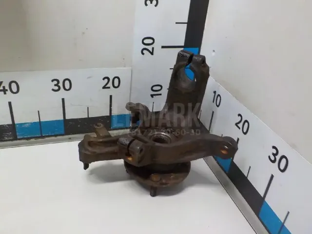 Кулак поворотный передний правый