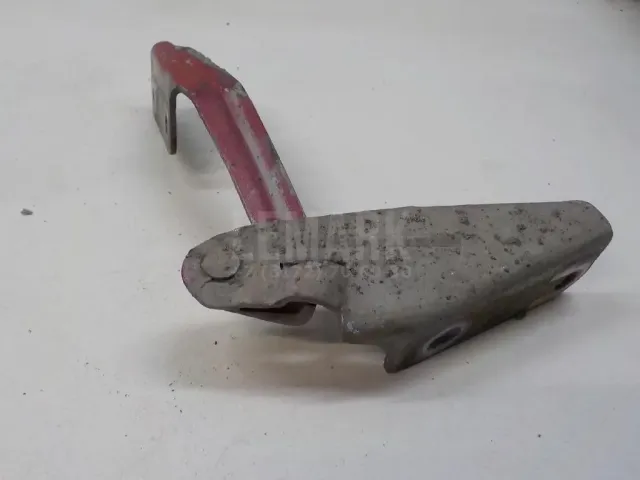 Петля капота правая