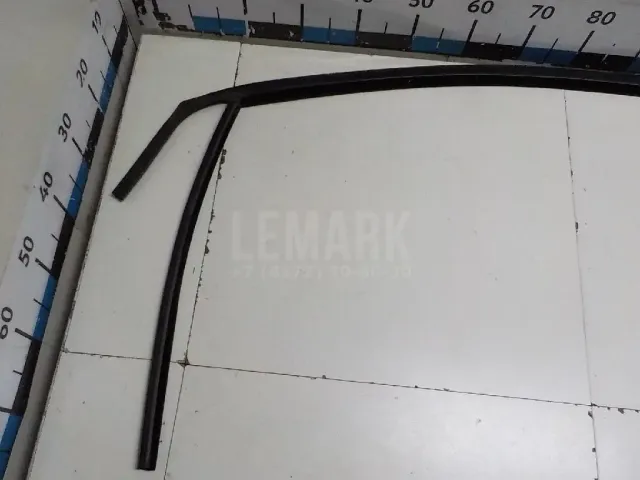 Уплотнитель стекла двери для  Audi A4 [B9] 2015