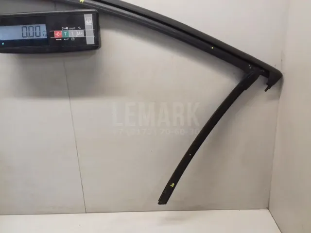 Уплотнитель стекла двери для  Ford Focus IV 2018