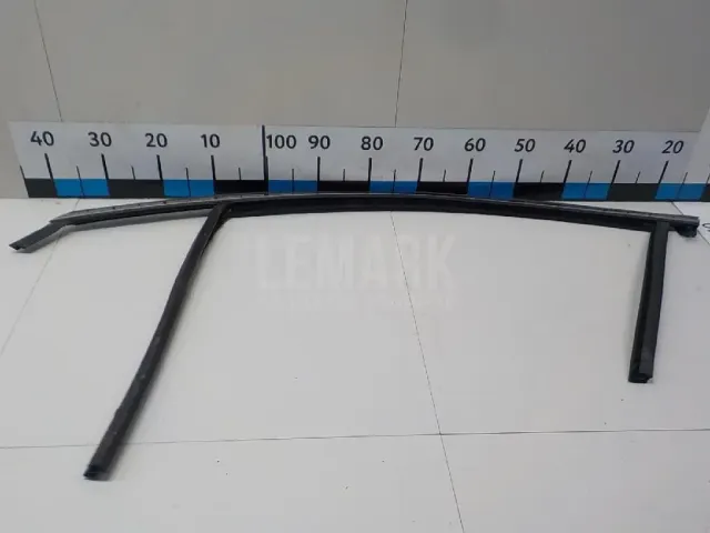 Уплотнитель стекла двери для  Chrysler 300M 1998-2004