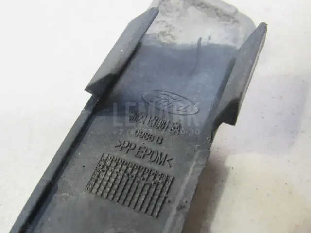 Заглушка бампера правая для  GM Pontiac Vibe 2002-2007