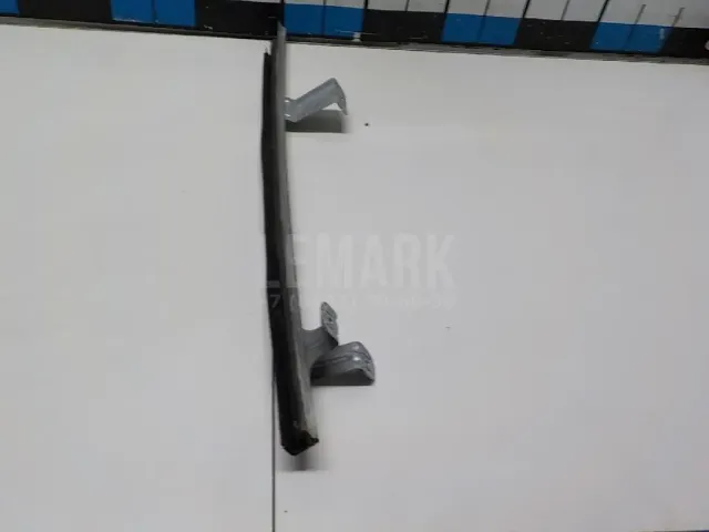 Направляющая стекла двери