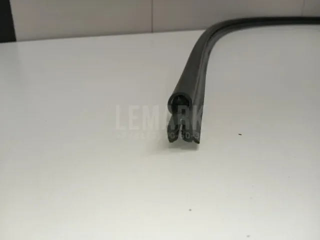 Уплотнитель капота