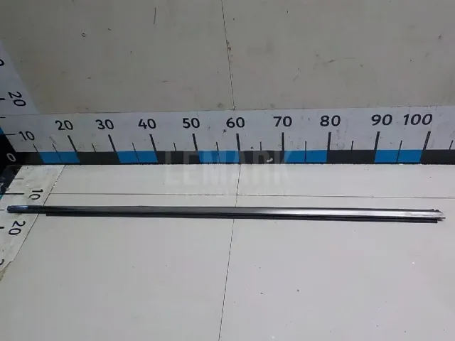 Накладка стекла переднего правого
