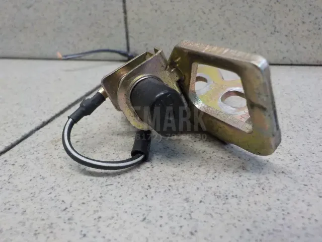 Ответная часть замка багажника