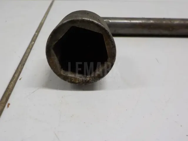 Ключ баллонный
