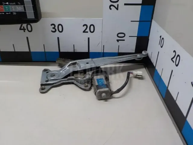 Стеклоподъемник электр. задний правый