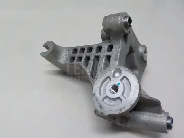 Кронштейн ролика-натяжителя руч. ремня для  Chery Amulet (A15) 2006-2012
