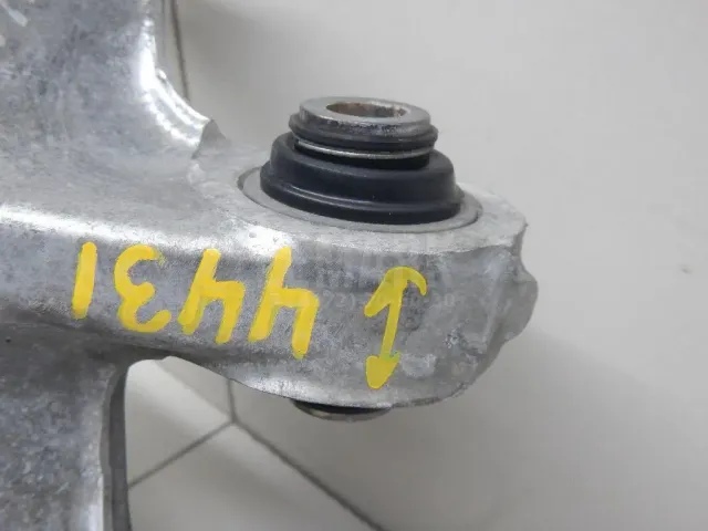 Кулак поворотный задний левый