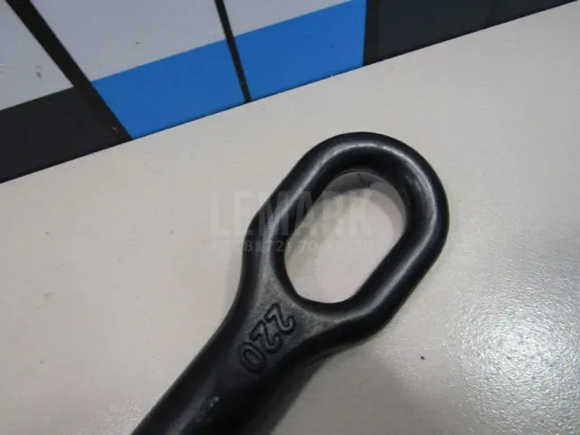 Крюк буксировочный